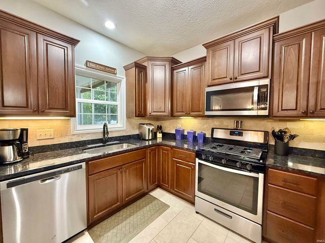 1400 Breezy Creek Drive, Evansville, IN 47720