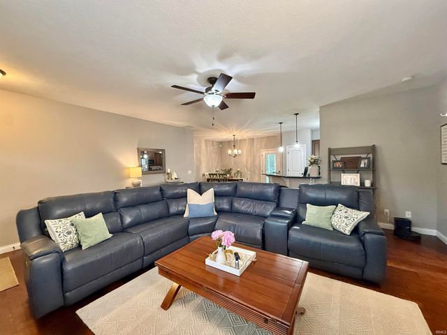1400 Breezy Creek Drive, Evansville, IN 47720