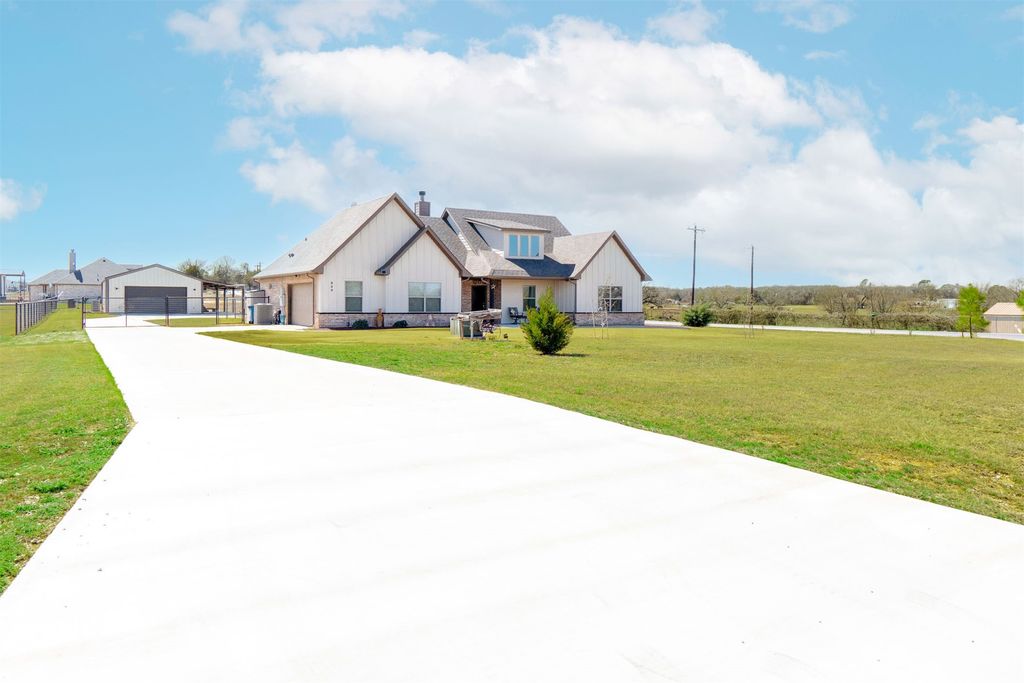 849 County Road 4764, Boyd, TX 76023