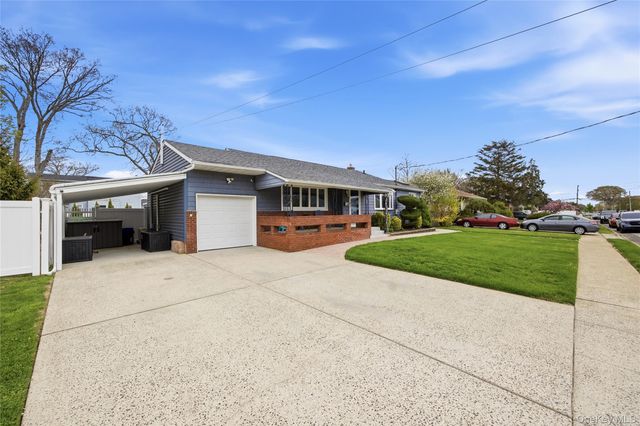 644 N Clinton Avenue, Lindenhurst, NY 11757