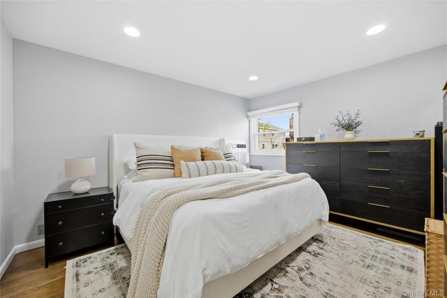 644 N Clinton Avenue, Lindenhurst, NY 11757