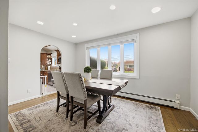 644 N Clinton Avenue, Lindenhurst, NY 11757