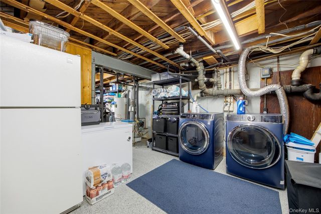 644 N Clinton Avenue, Lindenhurst, NY 11757