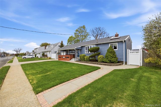 644 N Clinton Avenue, Lindenhurst, NY 11757