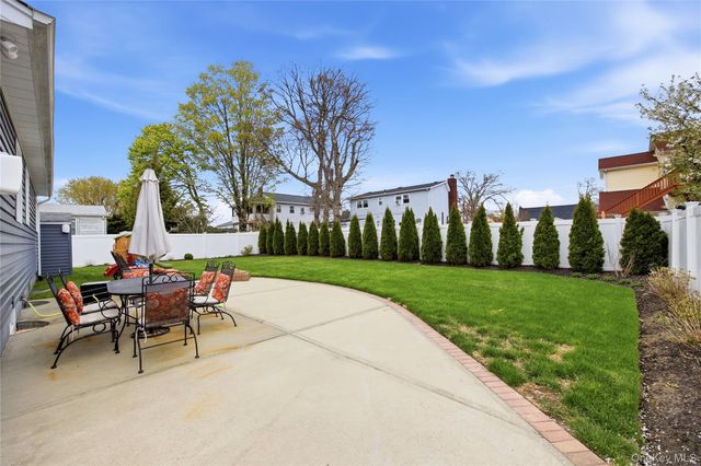 644 N Clinton Avenue, Lindenhurst, NY 11757