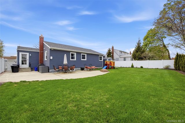 644 N Clinton Avenue, Lindenhurst, NY 11757