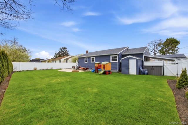 644 N Clinton Avenue, Lindenhurst, NY 11757