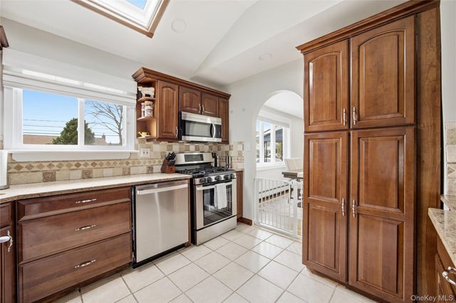 644 N Clinton Avenue, Lindenhurst, NY 11757