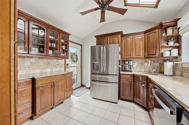 644 N Clinton Avenue, Lindenhurst, NY 11757