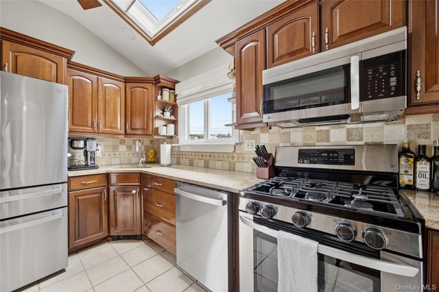 644 N Clinton Avenue, Lindenhurst, NY 11757