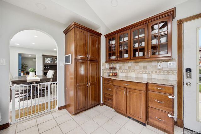 644 N Clinton Avenue, Lindenhurst, NY 11757