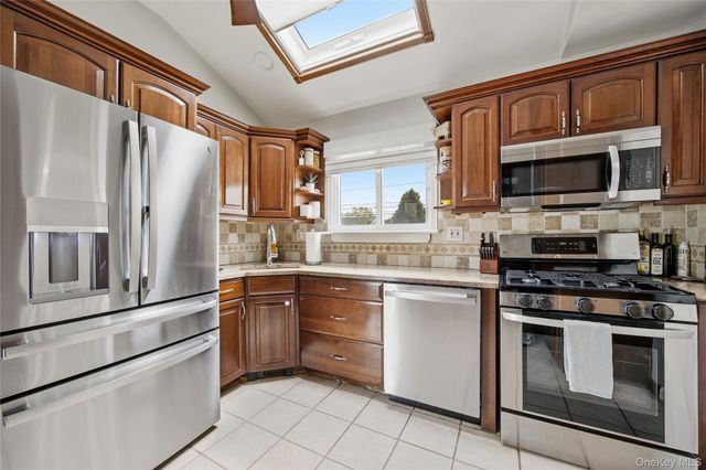 644 N Clinton Avenue, Lindenhurst, NY 11757