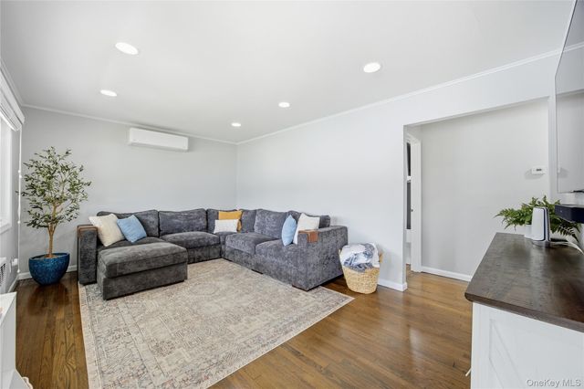 644 N Clinton Avenue, Lindenhurst, NY 11757