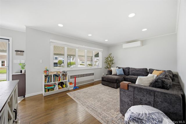 644 N Clinton Avenue, Lindenhurst, NY 11757