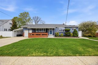 644 N Clinton Avenue, Lindenhurst, NY 11757