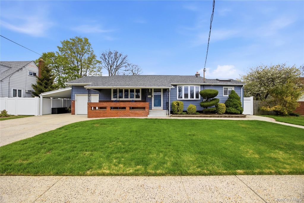 644 N Clinton Avenue, Lindenhurst, NY 11757
