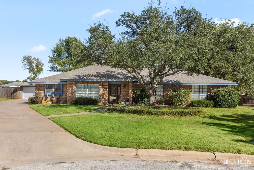 108 Northwood, Henrietta, TX 76365