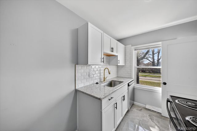 1108 HELEN Street, Garden City, MI 48135