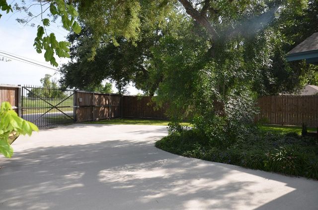 11608 Old Main Street Loop Road, Houston, TX 77025