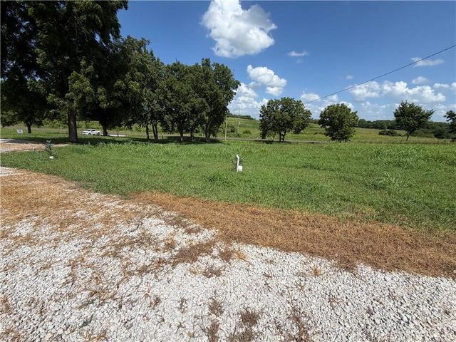15749 206th Street, Tonganoxie, KS 66086