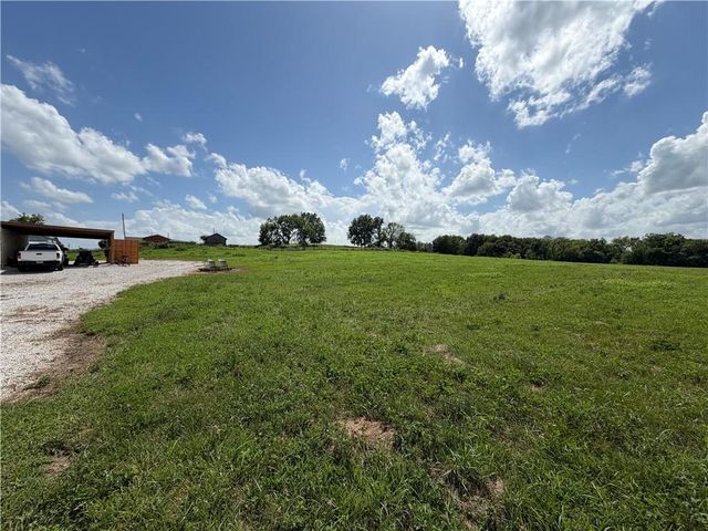 15749 206th Street, Tonganoxie, KS 66086
