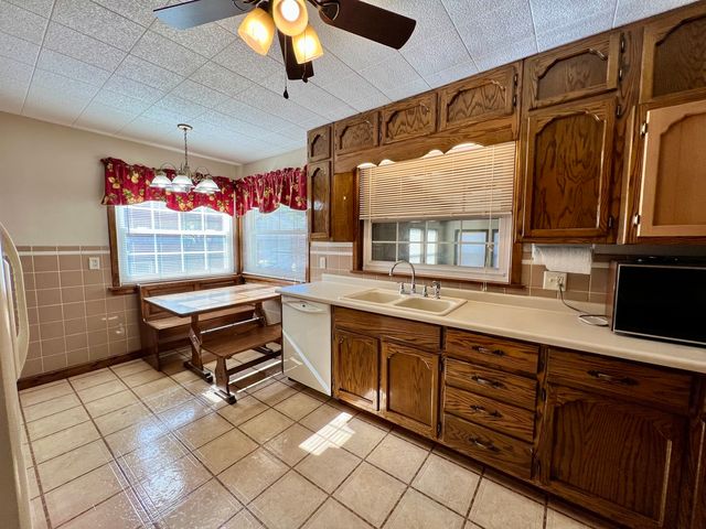 977 N Oakland Avenue, Decatur, IL 62522