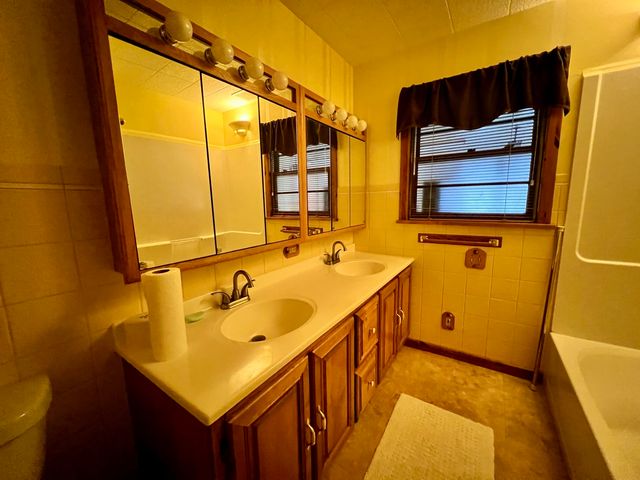 977 N Oakland Avenue, Decatur, IL 62522