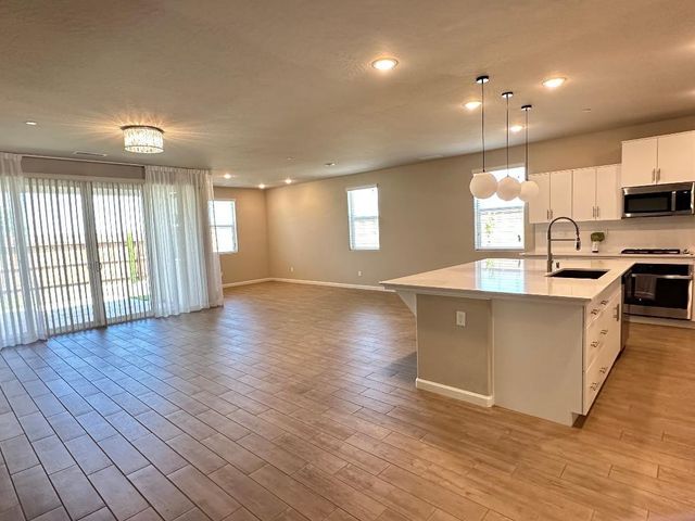 428 Cathedral Court S, Madera, CA 93636