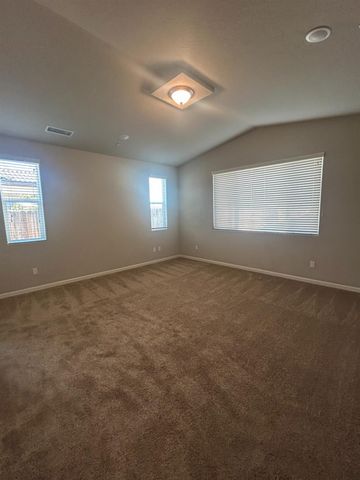 428 Cathedral Court S, Madera, CA 93636