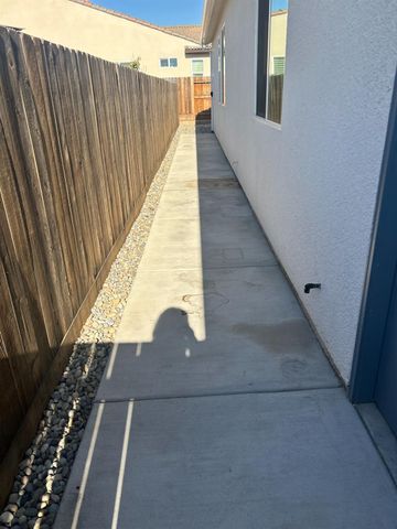 428 Cathedral Court S, Madera, CA 93636