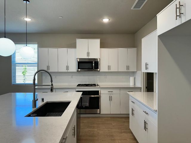 428 Cathedral Court S, Madera, CA 93636