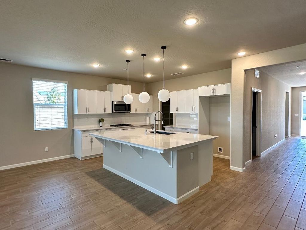 Image 8 of property listing at 428 Cathedral Court S, Madera, CA 93636
