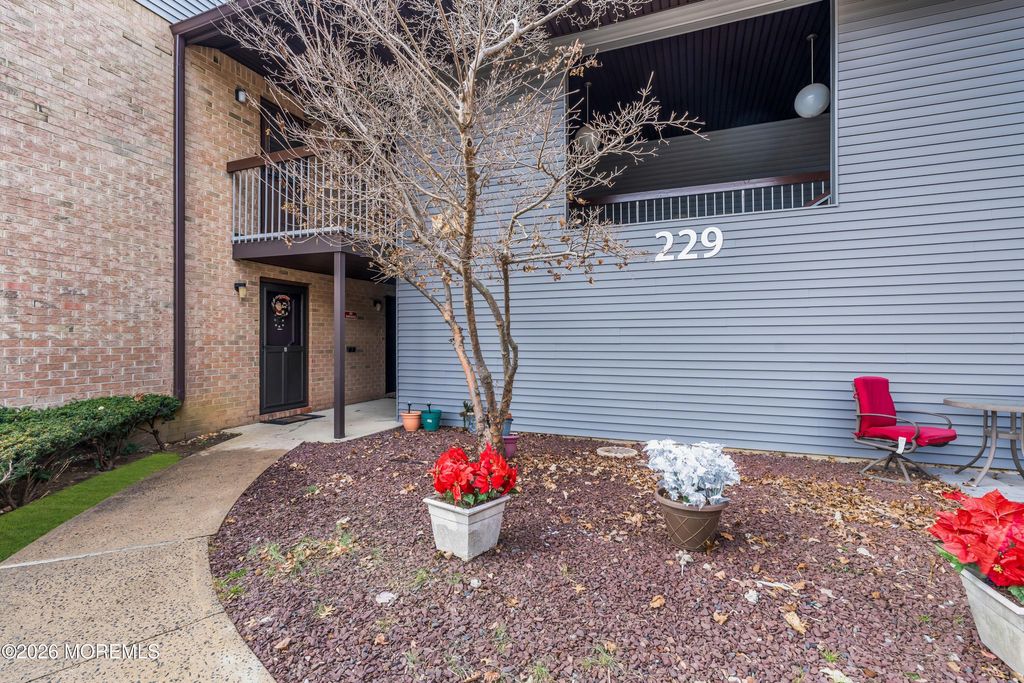 229 Medford Court A, Manalapan, NJ 07726