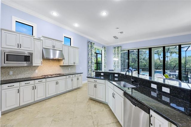 9461 Napoli LN, Naples, FL 34113