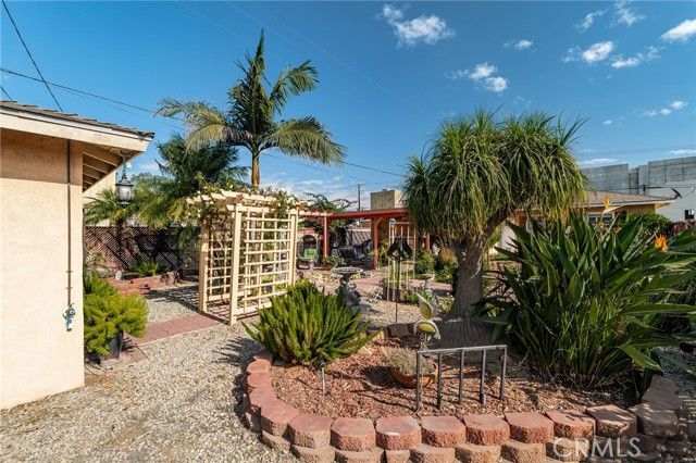 10180 Redwood, Fontana, CA 92335