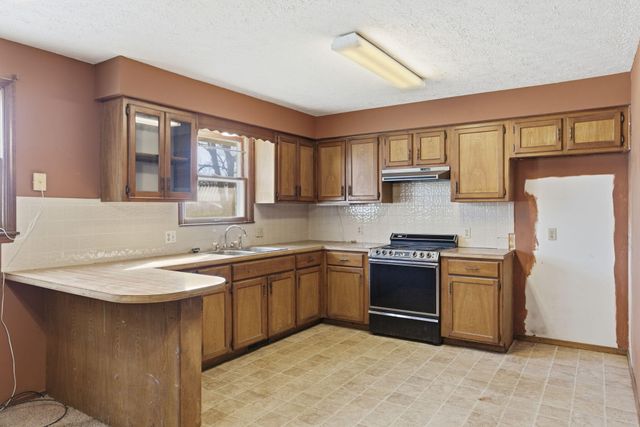 204 S Cottonwood Avenue, Republic, MO 65738