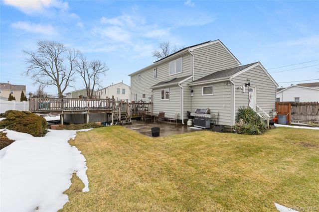 2 Parente Lane N, Island Park, NY 11558