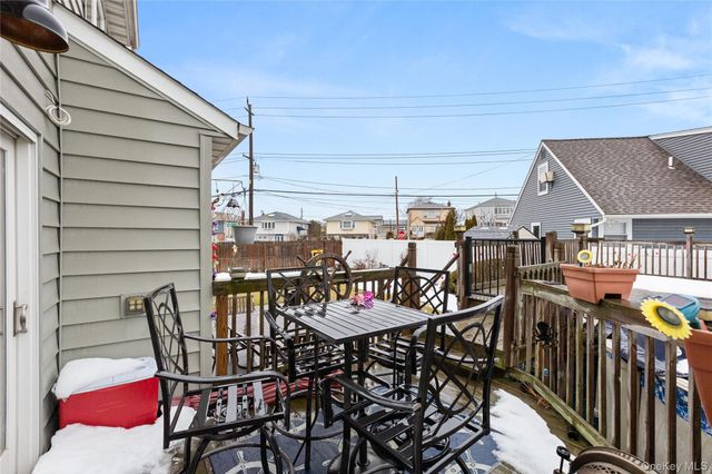 2 Parente Lane N, Island Park, NY 11558