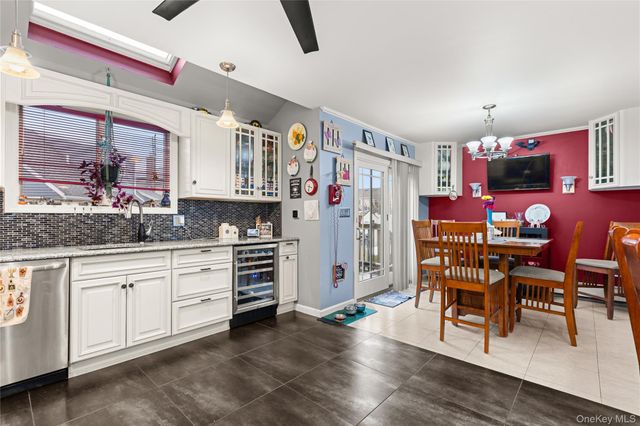 2 Parente Lane N, Island Park, NY 11558