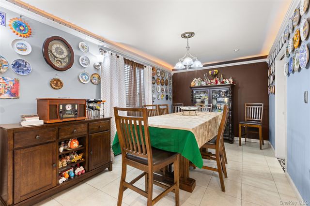 2 Parente Lane N, Island Park, NY 11558