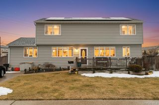 2 Parente Lane N, Island Park, NY 11558