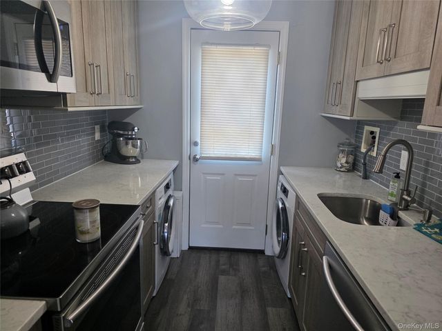 67 Farber Drive 67, West Babylon, NY 11704