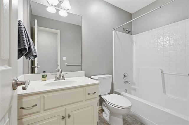 12385 S Quail Ridge Drive, Olathe, KS 66061