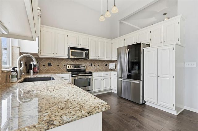 12385 S Quail Ridge Drive, Olathe, KS 66061