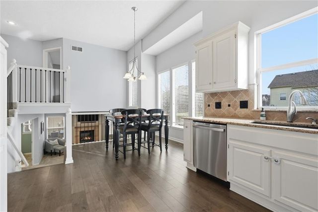 12385 S Quail Ridge Drive, Olathe, KS 66061