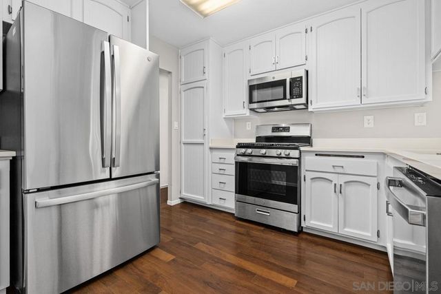 9933 Oakstone Ct, Santee, CA 92071