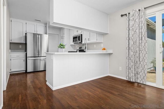 9933 Oakstone Ct, Santee, CA 92071