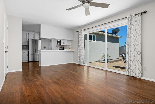 9933 Oakstone Ct, Santee, CA 92071