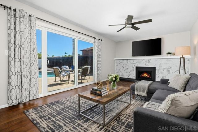 9933 Oakstone Ct, Santee, CA 92071