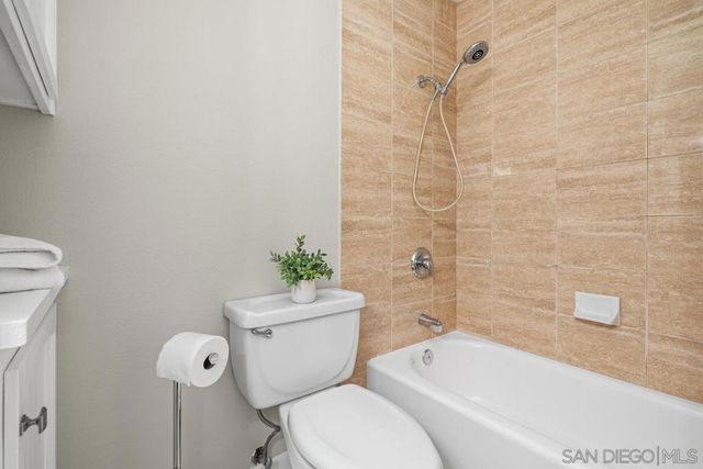 9933 Oakstone Ct, Santee, CA 92071